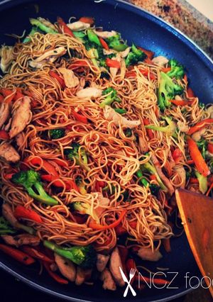 Foto principal de Noodles con brócoli, zanahoria y pollo 🐓 🥕🥦🍜