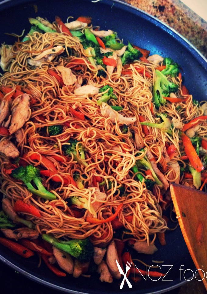 Una foto de Noodles con brócoli, zanahoria y pollo 🐓 🥕🥦🍜