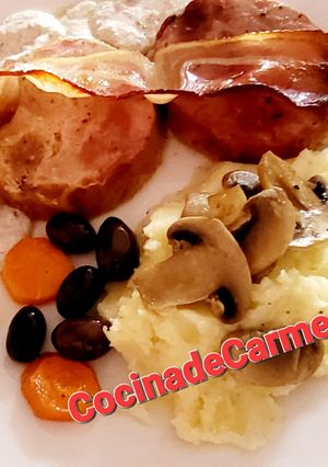Una foto de Medallones de roti de cerdo con salsa de champiñones y bacon