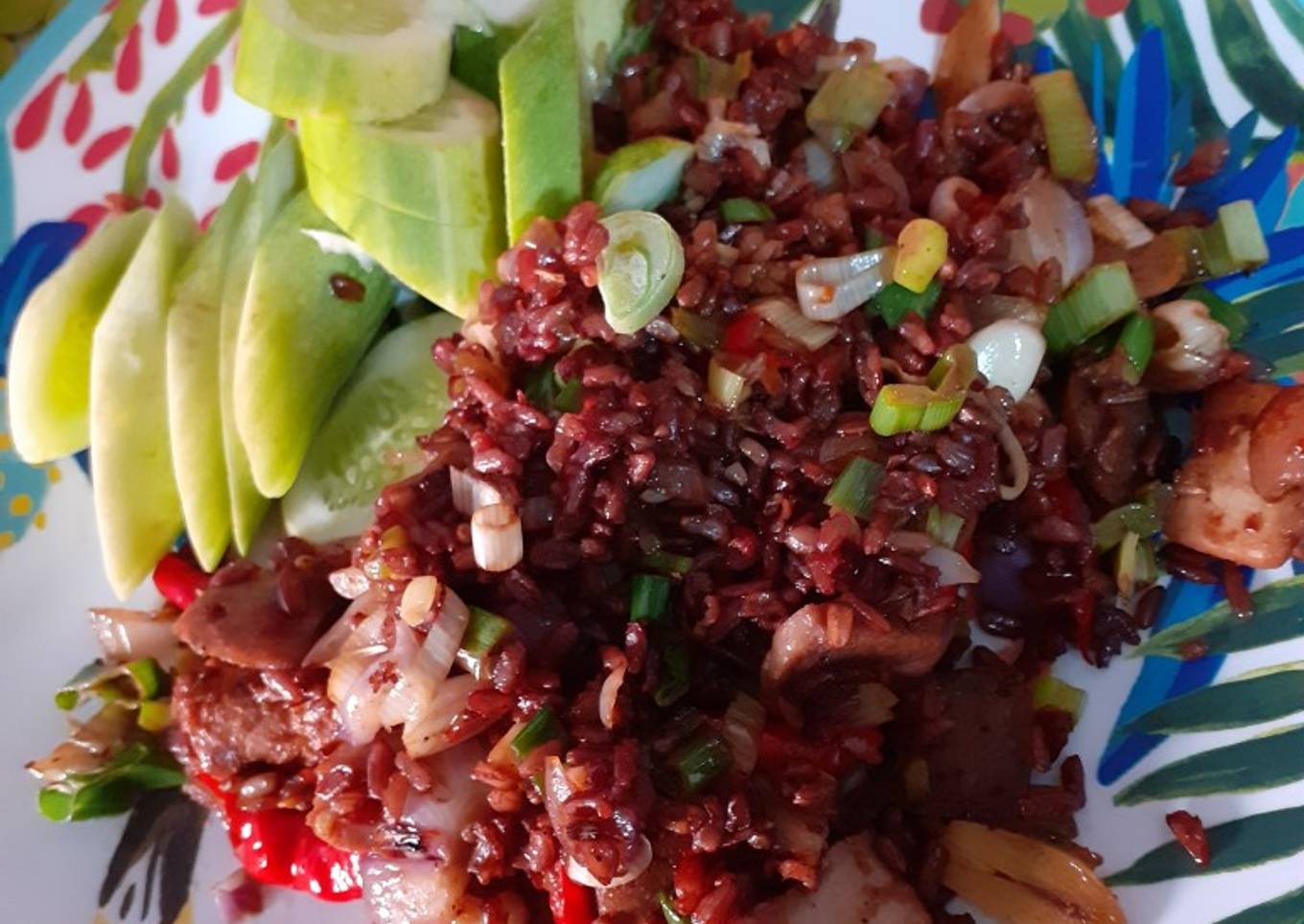 Nasi merah goreng dengan babi pangang iris Dan Baso