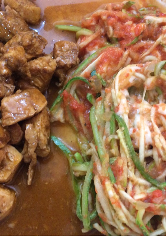 Una foto de Pollo en salsa de chile pasilla y tamarindo, rápido y fácil