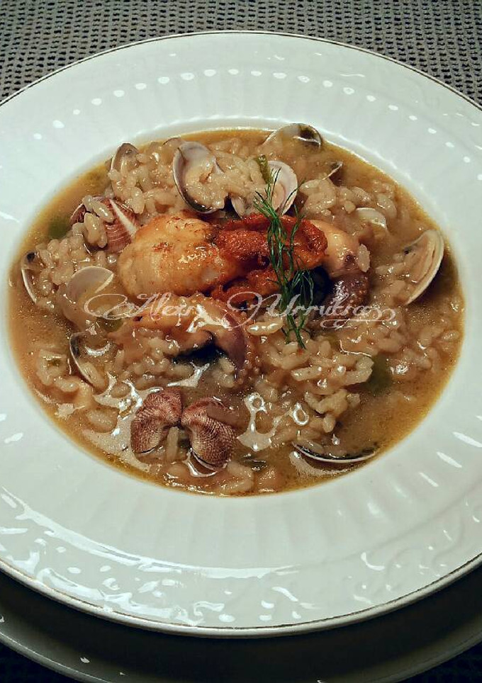 Una foto de Arroz caldoso con almejas y sepia