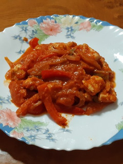 Una foto de Pechuga de pollo con tomate y mostaza