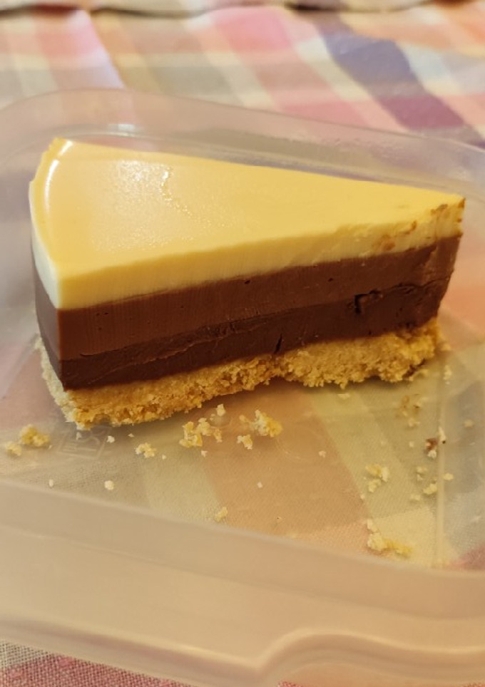 Una foto de Tarta de tres chocolates
