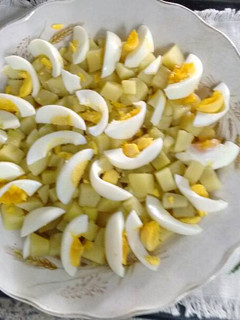 Una foto de Ensalada de papa y huevo, simple y diferente