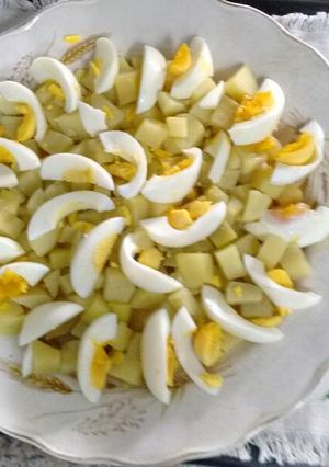 Una foto de Ensalada de papa y huevo, simple y diferente