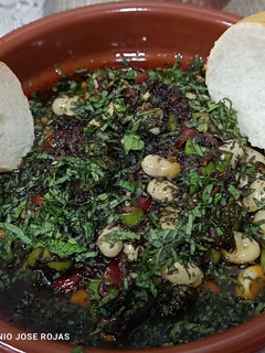 Una foto de Habitas con verduras, morcilla y sobrasada