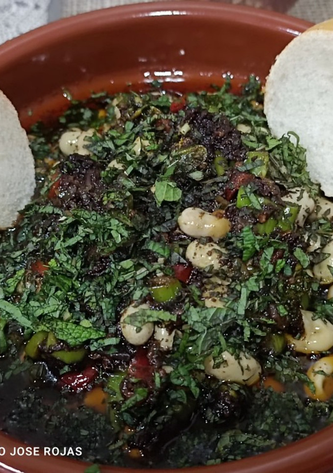 Una foto de Habitas con verduras, morcilla y sobrasada