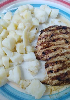Una foto de Ensalada de papa con suprema a la plancha.