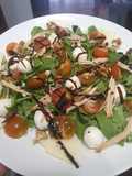 Ensalada de rúcula, cherry, queso, nueces, mozzarella y pollo