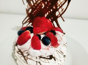 Una foto de MINI PAVLOVA CON FRUTILLAS 🍓 Y ARÁNDANOS 🫐