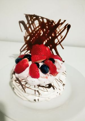 Una foto de MINI PAVLOVA CON FRUTILLAS 🍓 Y ARÁNDANOS 🫐