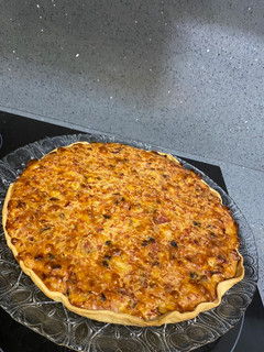Una foto de Quiche jamón York, bacon y queso con piñones