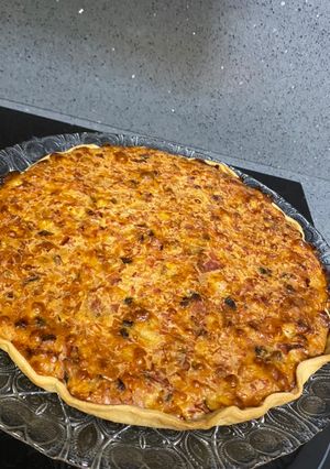 Una foto de Quiche jamón York, bacon y queso con piñones