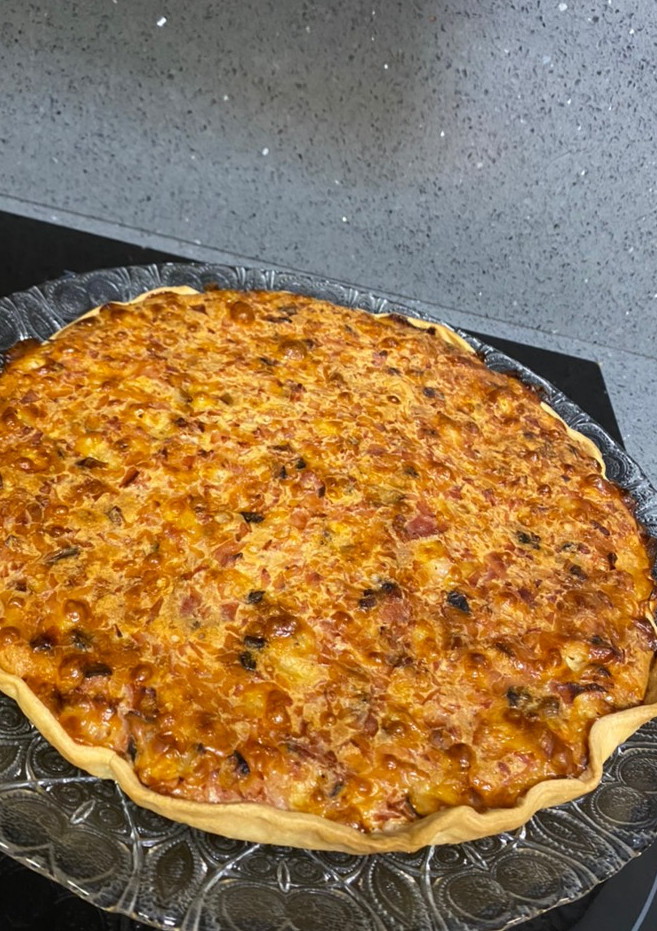 Una foto de Quiche jamón York, bacon y queso con piñones