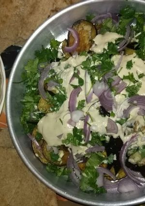 صورة لوصفة باذنجان اسود بطحينيه والبصل 🌷😋