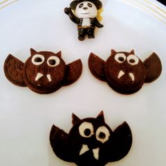 A picture of Dracula cookies.