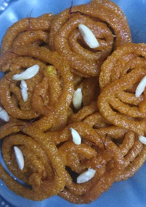 A picture of Instant suji jalebi.