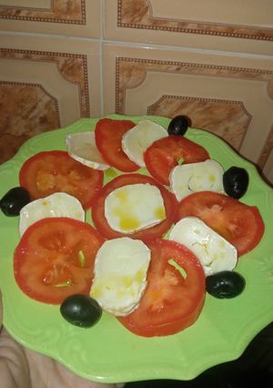 Une photo de Salade tomate et fromage de chèvre 🐐
