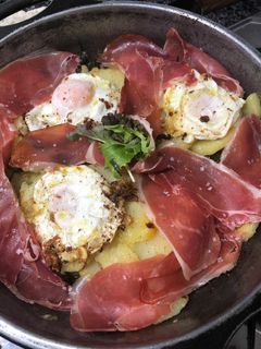 Una foto de 124. Huevos rotos con jamón (principal carne)