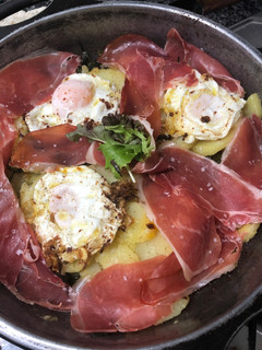 Una foto de 124. Huevos rotos con jamón (principal carne)