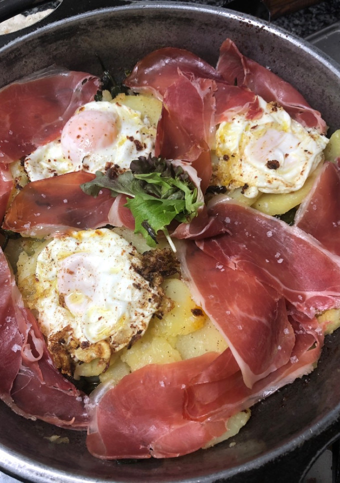 Una foto de 124. Huevos rotos con jamón (principal carne)