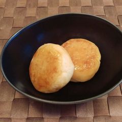 “Imo-mochi,” sticky potato cake A picture of “Imo-mochi,” sticky potato cake.