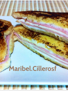 Una foto de Sándwiches de jamón y queso