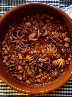 Una foto de Pulpitos con garbanzos