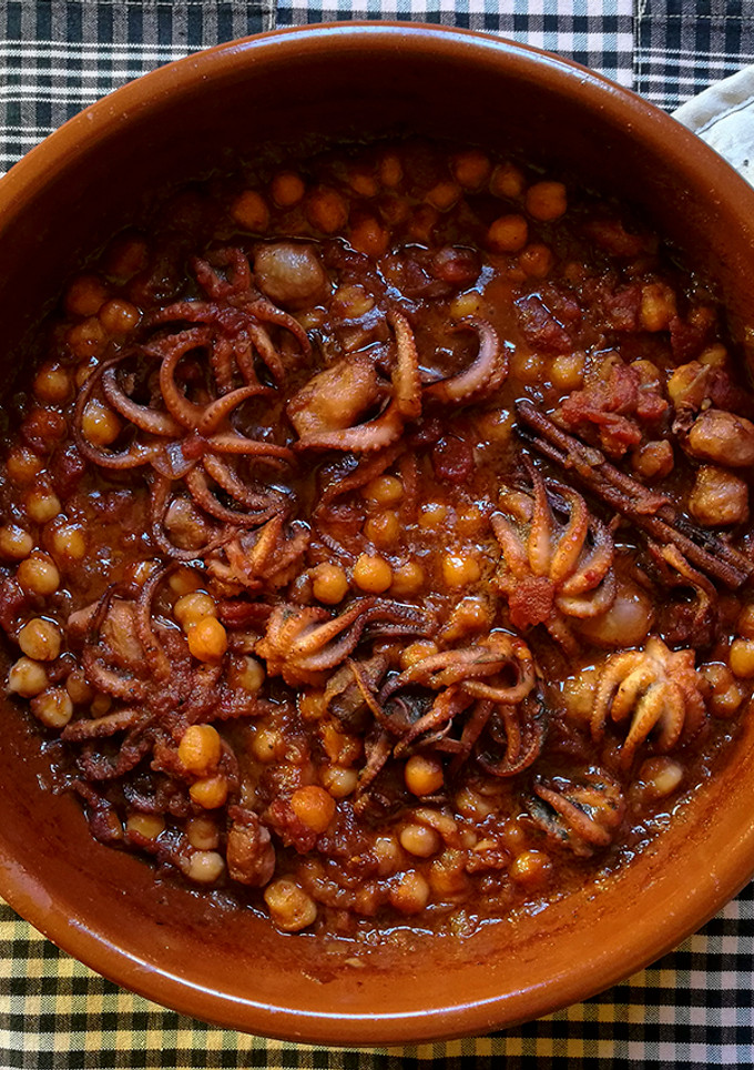Una foto de Pulpitos con garbanzos