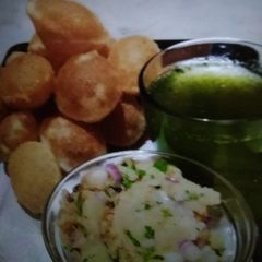 A picture of Gol gappe.