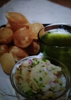 A picture of Gol gappe.