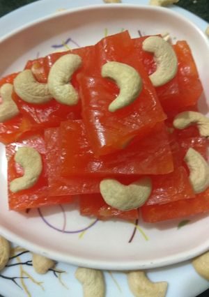 A picture of Bombay halwa or Karachi halwa.