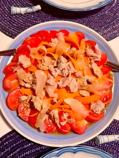Una foto de Ensalada de tomate “corazón de buey” con jengibre encurtido y vinagreta japonesa