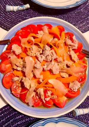 Una foto de Ensalada de tomate “corazón de buey” con jengibre encurtido y vinagreta japonesa