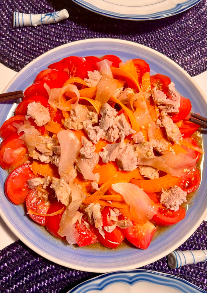 Una foto de Ensalada de tomate “corazón de buey” con jengibre encurtido y vinagreta japonesa