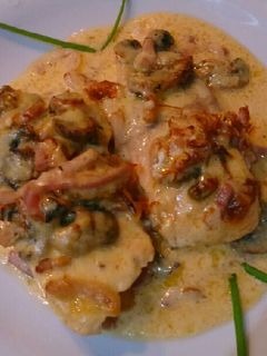 Una foto de Salmón al horno con champiñones y bacon