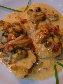 Una foto de Salmón al horno con champiñones y bacon