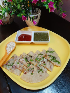 ओट्स उत्तपम (Oats uttapam recipe in hindi) रेसिपी मुख्य फोटो