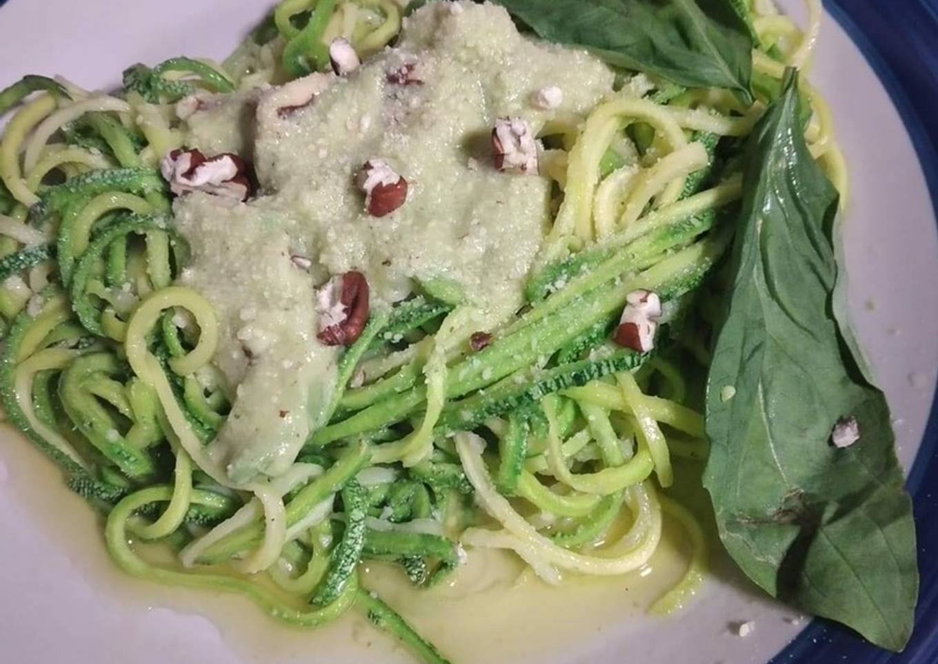Espaguetis con salsa pesto de aguacate 🥑
