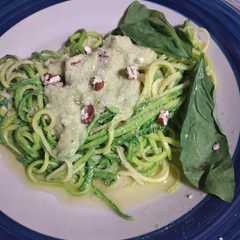 Una foto de Espaguetis con salsa pesto de aguacate 🥑