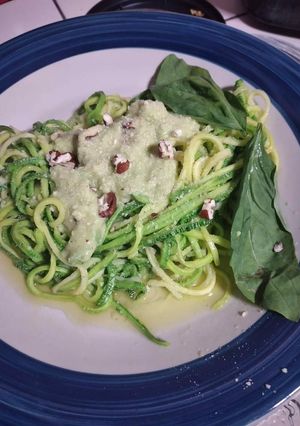 Una foto de Espaguetis con salsa pesto de aguacate 🥑