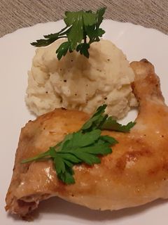Una foto de Pollo al vino con puré de patatas