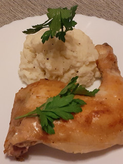 Una foto de Pollo al vino con puré de patatas