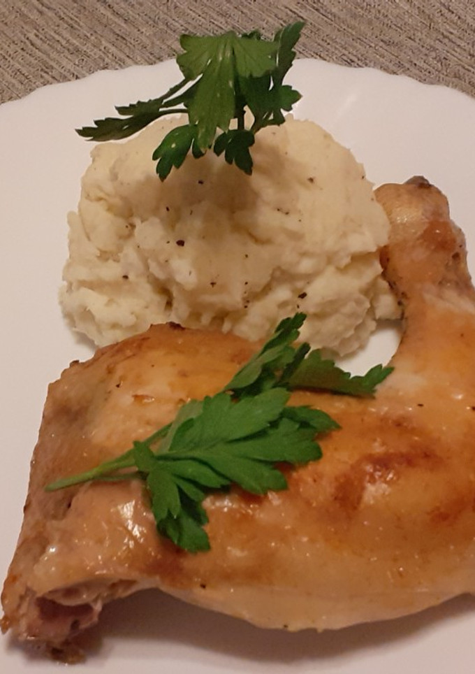 Una foto de Pollo al vino con puré de patatas