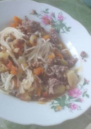 Una foto de Guiso de lentejas con spaghetti de arroz
