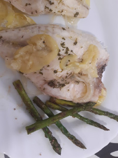 Una foto de Lomo de dorada al horno con calabacín y cebolla
