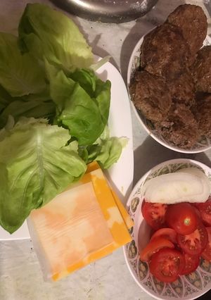 A picture of Hamburger ingredients.