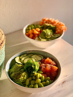 Una foto de Poke bowl de salmón y langostinos