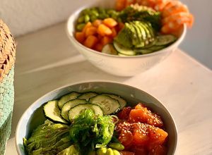 Una foto de Poke bowl de salmón y langostinos